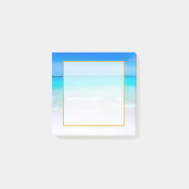 Tropisk strand med turkossjön med övertäckning post-it block