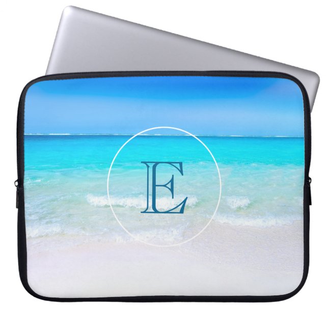Tropisk strand med Turquise Sea Monogram Laptop Sleeve (Framsidan)
