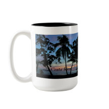 Tropisk strand på solnedgången