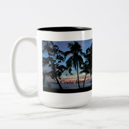 Tropisk strand på solnedgången Två-Tonad mugg