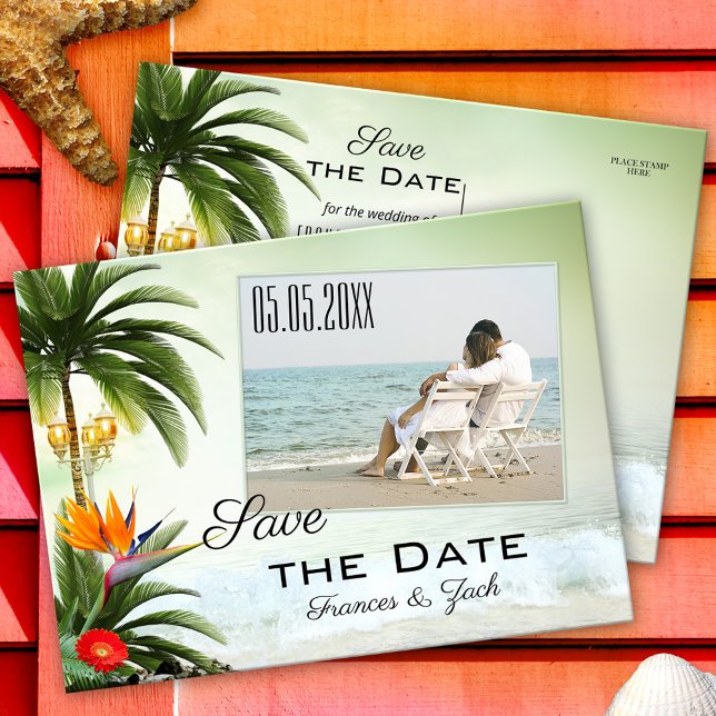 Tropisk strandfotografi Spara datum postkort Meddelande Vykort (Save the Date postcard with your photo on a tropical turquoise beach with palm trees and flowers)