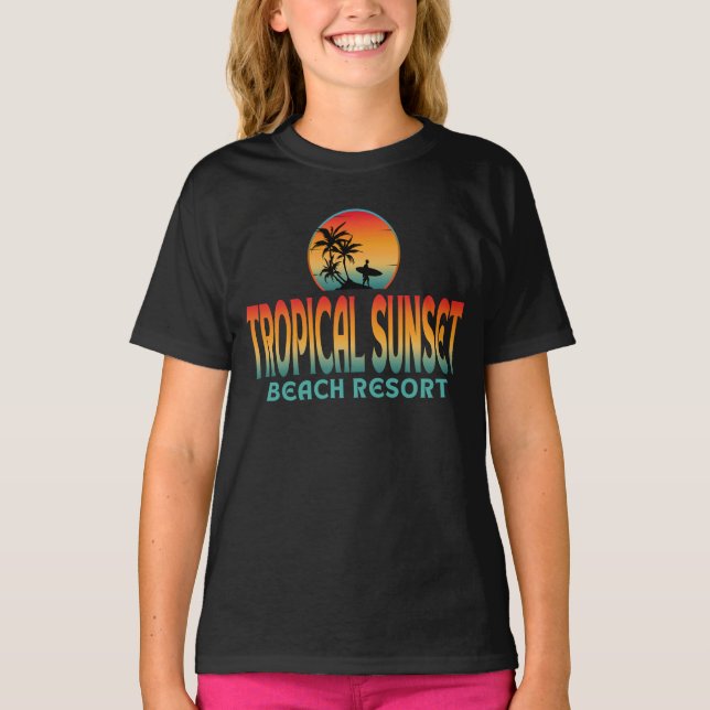 TROPISK SUNSET BEACH RESORT SOMMER SURFING T SHIRT (Framsida)