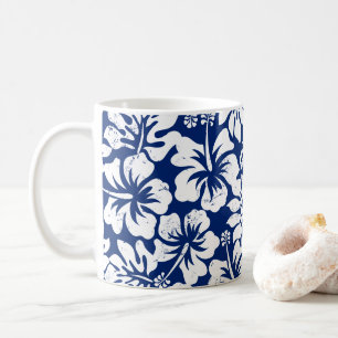 Tropisk svuren vit hibiscus kaffemugg