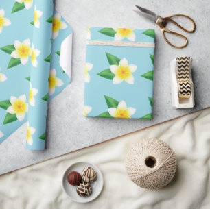 Tropisk vit frangipani Plumeria blomma på blå Presentpapper