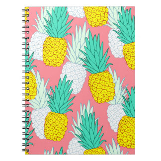 Tropiska ananas: Chic av röd Tecknad. Anteckningsbok