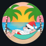 Tropiska Beach Santa Handflatan Träd jul Runt Klistermärke<br><div class="desc">Kusttemans julklistermärken (eller kuvertsälar) har tomtslaxning i en hammock på en tropisk strand och njuter av vågar och en färgstark solnedgång och handflatan träd som är utgrävt i sträng ljus. Originalteckningen KL Lagrar.</div>