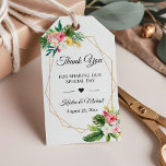 Tropiska Blommigten Löv Flamingo Bröllop Tack Presentetikett<br><div class="desc">Anpassa den här Märkrn "Tropical Blommigt Lövs Flamingo Wedding Favor Tack Gift" om du vill lägga till en speciell beröring. Det är en perfekt som passar färg och stilar.</div>