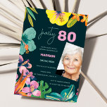 Tropiska Blommigten Sommarmormors Födelsedagsfest Inbjudningar<br><div class="desc">En vackert, tropisk design med färgstark vattenfärgad blommigt inslag som innehåller hibiscus blommor, ingefärlor och en mängd tropiska blad. Utseendet är vibrerande och levande och anger tonen för firande i aloha stil. Ett indrag för trendiget med ram som omger texten lägger till en contemporary som avslutar tryckningen. Anpassa textmallen för...</div>