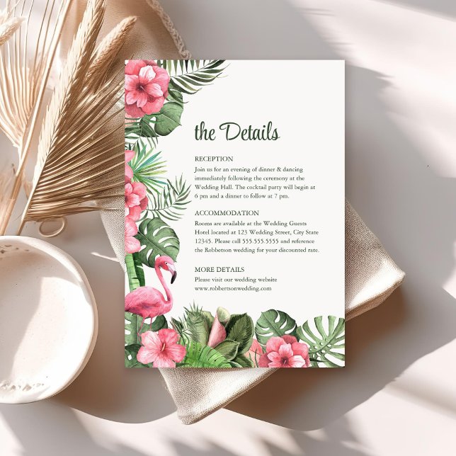 Tropiska blommor och flamingo bröllopsdetaljkort inbjudningar (Tropical Flowers and Flamingo Wedding Details Card on sunny boho table.)