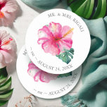 Tropiska Bröllop Hibiscus Flower Underlägg Papper Rund<br><div class="desc">Lägg till lite tropisk elegans till din repetitionsmiddag eller förlovningsfest med dessa personlig underlägg. Med en kopia av min ursprungliga vattenfärgsgrafik visar den här designen levande hibiscus-blommor och lush monstera handflatan-löv i häpnadsväckande skuggor av rosa och grönt. Perfekt för ett destinationsbröllop i Florida eller någon tropisk plats, dessa underlägg är...</div>