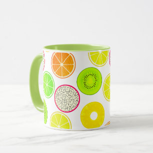 Tropiska fruktskivor, citrusfrukter, kiwi och drak mugg