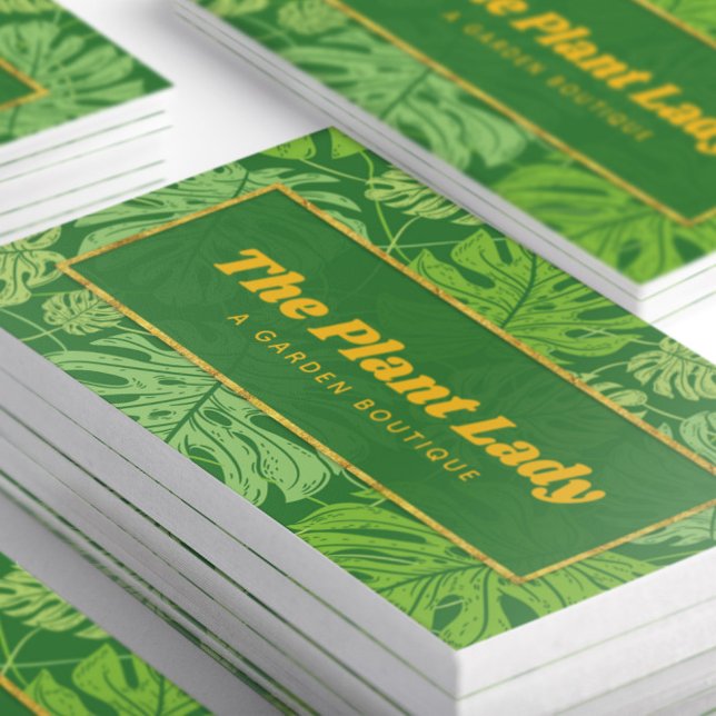 Tropiska Grönten och Guld Monstera Handflatan Löv Visitkort (Close up stacked Tropical Green and Gold Monstera Palm Leaves Business Cards)
