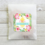 Tropiska Gulten Pineapple Blommigt Bachelorette Lu Fyrkantigt Klistermärke<br><div class="desc">"Mahalo" tack för att du föredrar klistermärken med en ananas gult med lush ram på grönt handflatan löv och tropiska hibiscus-blommor. Snyggt anpassningsbar Bachelorette Luau-text kan vara personlig med bridens namn. Vibrant färg omfattar rosa,  magenta,  grönt,  gult,  skaldjur och akvblått.</div>