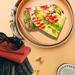 Tropiska Gultens Blommigt Hawaiianska mönster Slips<br><div class="desc">Den hawaiiska tryckbilen manar visar upp en fängslande mängd färgstarkt tropiskt löv i sin utformning. Linjens pulserande illustration fångar hawaiiska öarnas lush och exotiska skönhet, vilket gör att en spricka av tropisk luft når alla anläggningar. Löven och blommorna som skildras på slivet har en mängd ljust och livligt färg, inklusive...</div>
