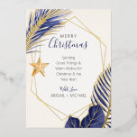 Tropiska julen i elegant Navy Blue & Guld Beach<br><div class="desc">Nautical Boutique Co. s elegant navy blue and guld foil julkort har vattenfärgsblått och guld tropiska grey och accentueras med ett årstidsskal för söt vattenfärg. Texten är vismisk handstil parad med modern blocktypografi. Grönt, guld och elfenben från kräftdjur påminner om tropiska helgdagar vid stranden. Anpassa enkelt all text, inklusive "God...</div>