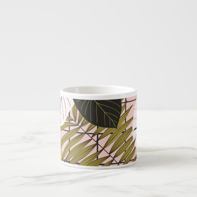 Tropiska löv, blommor, handmålat mönster. espressomugg (Framsidan)