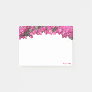 Tropiska magenta rosa blommor på vitt post-it block