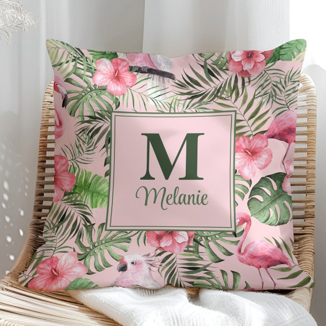 Tropiska Monstera och Flamingo Monogram Kudde (Tropical Monstera and Flamingo Monogram Throw Pillow in a sunny rattan armchair.)