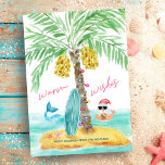 Tropiska ön Beach Santa Sjöjungfru Jul Julkort<br><div class="desc">Det platta julkortet "varmt önskemål" har en tropisk ö, en ytpanel och en kustcell med handflatan träd som är utsliten i stranden ljus. Tomten tar en paus från surfandet och leker i havet, dricker från en anas och kastar den hawaiianska alangen lös shaka-skylt med en sjöjungfru som simmar hans riktning....</div>