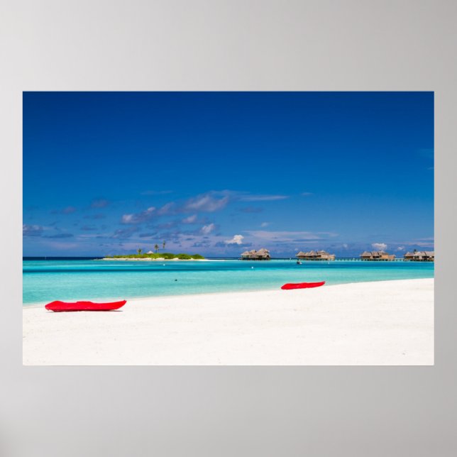 Tropiska ön med Sandy Beach med Handflatan Träd Poster (Framsidan)