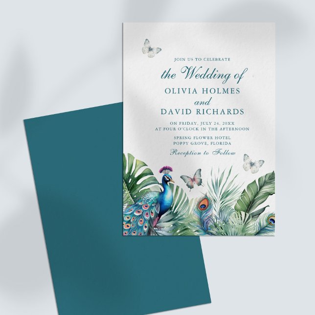 Tropiska Påfågelsfjädrar Fjärilar Bröllop Inbjudningar (Tropical Peacock Feathers Butterflies Wedding Invitation on a white table.)