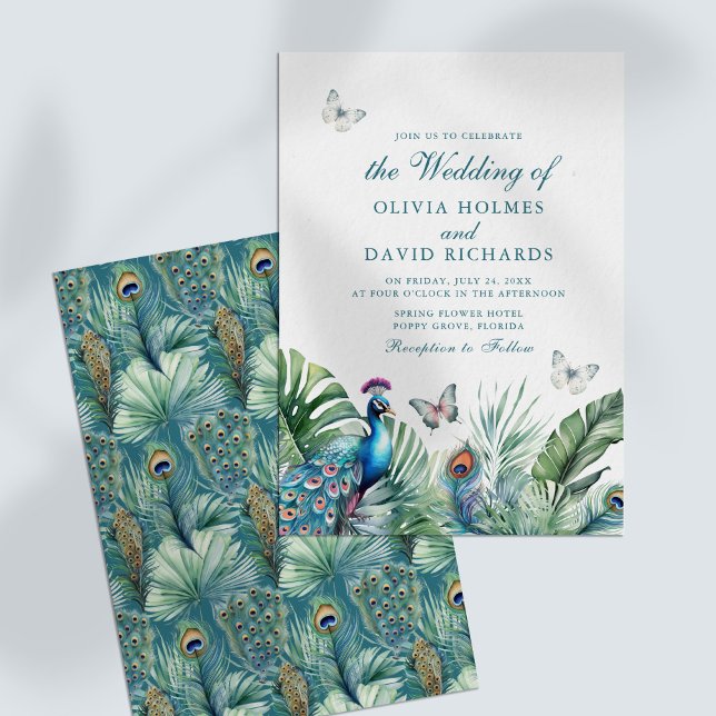 Tropiska Påfågelsfjädrar Fjärilar Bröllop Inbjudningar (Tropical Peacock Feathers Butterflies Wedding Invitation on a white table.)