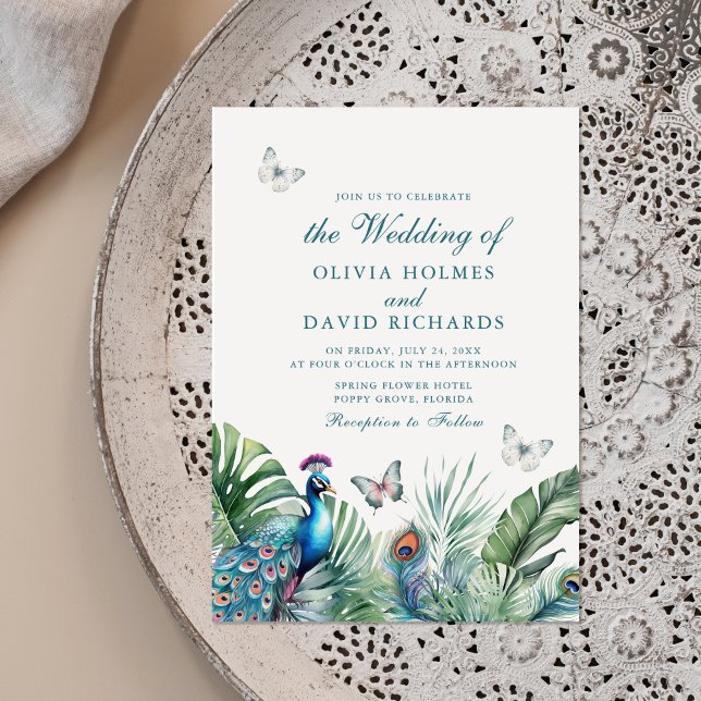 Tropiska peacock Feathers Butterflies Bröllop Inbjudningar (Tropical Peacock Feathers Butterflies Wedding Invitation on a neutral boho plate.)