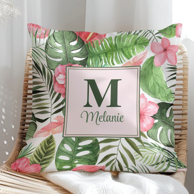 Tropiska rosa blommor och Monstera-monogram Kudde (Tropical Pink Flowers and Monstera Monogram Throw Pillow in a sunny rattan armchair.)