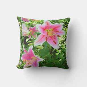 Tropiska rosa liljor och gröna blad kudde
