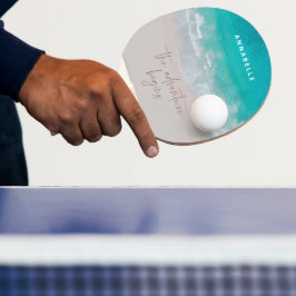 tropiska sandstranden vid äventyr börjar pingisracket
