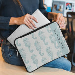 Tropiska sjöhästar, Seahorse Mönster, ditt namn Laptop Fodral<br><div class="desc">Elegant,  snyggt och sofistikerade sjöar i blått färg på gråttets bakgrund. Modern gåva och trendig,  perfekt för älskare i ditt liv. Anpassa genom att lägga till namn,  smeknamn,  monogram eller initialer.</div>