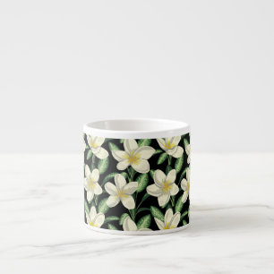 Tropiska sömlösa vitblommor från mönster grönten l espressomugg