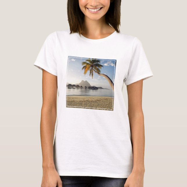 Tropiska stränder | Beach Huts, Bora Bora T Shirt (Framsida)