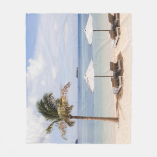 Tropiska strandparaplyer: vita, handflatan. fleecefilt