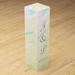 Tropiska vattenfärgen Monogrammed Bröllop Vin box Presentask För Vinflaska<br><div class="desc">Romantiska stänk av mjuk rosa, grönt, gult, blå tropisk vattenfärg tvättar Bröllopor för Vin-boxar. Allt över utskriften är bra för dina mottagningsfavoritgåvor till vin eller champagne flaskor som är inklämda, eller för årsdagar eller andra speciella tillfällen. Anpassa med Bride and Grooms First Namn Initialer och Bröllop Date i grått-text (i...</div>