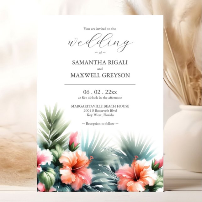 Tropiska vattenfärgsblommor och Greenery Bröllop Inbjudningar (Tropical wedding invitations feature watercolor hibiscus flower in orange and pink with palm leaves.)