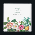 Tropiska vattenfärgsblommor och Greenery Bröllop Magnet<br><div class="desc">En vacker tropisk blomma och ett grönt bröllop-mönster. En unik utformning som användor botaniska vintagar med vattenfärg, t.ex. Hibiscus, Plumeria och handflatan med ananas. En modern vit och tropisk blommigt med ett grönt streck. Ett chic bröllop är bra för utformning med modernt inslag. Det finns också möjlighet att matcha bröllopsinbjudningar...</div>