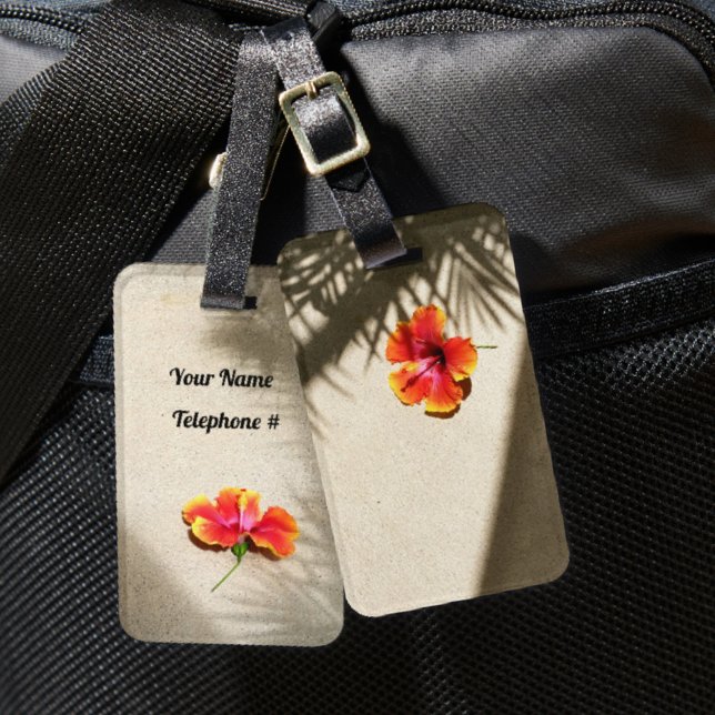 Tropiska Vibes Hibiscus på Beach Sand Bagagebricka (Skapare uppladdad)