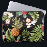 Tropiskt ananas Hibiscus Flowers Laptop sleeve<br><div class="desc">En fantastisk vacker ananas- och tropisk hibiscus-blommigt med svart bakgrund på snyggten. Det är lätt att ändra bakgrunden till färg - klicka bara på att anpassa och använda färg-väljaren på högerna. Blommigt blomma mönster feminin giga laptop sleeve. Skydda din bärbara dator med våra sleever för snyggt av anpassningsbar. Storleksstorlekar för...</div>