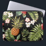 Tropiskt ananas Hibiscus Flowers Laptop sleeve<br><div class="desc">En fantastisk vacker ananas- och tropisk hibiscus-blommigt med svart bakgrund på snyggten. Det är lätt att ändra bakgrunden till färg - klicka bara på att anpassa och använda färg-väljaren på högerna. Blommigt blomma honfeminin i mönster laptop sleeve. Skydda din bärbara dator med våra sleever för snyggt av anpassningsbar. Storleksstorlekar för...</div>