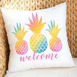 Tropiskt ananas Rosa Rainbow Watercolor Välkomsthä Kudde<br><div class="desc">Tropical stil dekorativ kudde är välkommet i rosa skript som överlappar tre pulserande färgad-ananas med vattenfärgsfärggradient utseende. Så chic till ditt semesterstrand eller sommarhemsdekanter.</div>