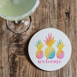 Tropiskt ananas Rosa Rainbow Watercolor Välkomsthä Underlägg<br><div class="desc">Tropical stil underlägg egenskaper som välkomnas i rosa skript som överlappar tre pulserande färgad-ananas med vattenfärgsfärggradient utseende. Så chic till ditt semesterstrand eller sommarhemsdekanter.</div>