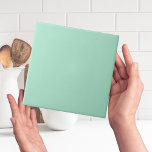 Tropiskt Aqua Grönt Plain Färg Tile Kakelplatta<br><div class="desc">Denna enkla, minimalistiska och moderna formgivning är en ren och solid färg-platta som kommer att följa med vilket program som helst. Du kan använda det som en väggplatta som en högdager eller hela vägg för ett ryggsplash i ditt kök eller badrum eller i lera eller för att byta ut vintage...</div>