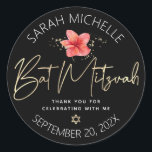 Tropiskt Bat mitzvah svart Guld-Blommigt, vattenfä Runt Klistermärke<br><div class="desc">Var stolt, gladd och fira den här milstolpen av din favoritBat mitzvah när du användor detta sofistikerade, personlig-klistermärke! En snyggt, en fantastisk, färgstark, tropisk plumeriablomma, ett handskrivet faux-skript i guld, stjärnan av David- och glitter-punkter, tillsammans med en vit modern sans serif-typ, täcker över en dramatisk svart bakgrund. Anpassa anpassningsbarna till...</div>