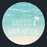 Tropiskt Beach Baby Det är Warm utanför Handflatan Runt Klistermärke<br><div class="desc">Nautical Boutique Co.'s roligt varmväderdesign, som har sitt ursprung i Florida, har naturligtvis en söt ikon handflatan träd, vit kritformad typografi och känslan "Baby IT's Warm Outside". Den är på ett vackert akvathav och en sandstrand med twinkling ljus. Det är perfekten som avslutar kontakt med dina tropiska helgdag och paket!...</div>