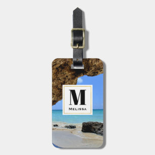 Tropiskt Beach Kusten med stort Sten-monogram Bagagebricka