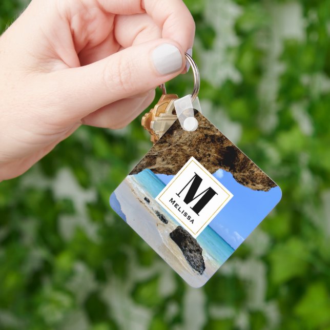 Tropiskt Beach Kusten med stort Sten-monogram Nyckelring (Hand)