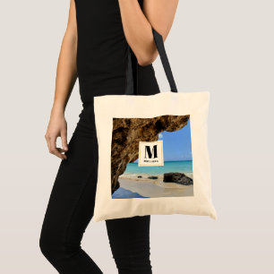 Tropiskt Beach Kusten med stort Sten-monogram Tygkasse