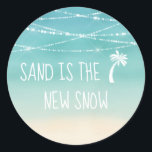 Tropiskt Beach Sand är New Snö Handflatan Träd Runt Klistermärke<br><div class="desc">Nautical Boutique Co.'s roligt varmväderdesign, som har sitt ursprung i Florida, har naturligtvis en söt ikon handflatan träd, vit kritformad typografi, och känslan "Sand är New Snö". Den är på ett vackert akvathav och en sandstrand med twinkling ljus. Det är perfekten som avslutar kontakt med dina tropiska helgdag och paket!...</div>