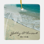 Tropiskt Beach Wedding Julgransprydnad Keramik<br><div class="desc">Skapa en keepsaksgåva till den nyfödda bruden och trippen när du anpassar den söt tropiska Beach-bröllopsdesignen. Den här anpassningsbarna vid giftermål har ett naturfotografi av en turkos eller ett akvblått hav på den vita sandstranden med handflatan träd och en snurrande utformning som fäster hörnet. Perfekt för att hedra minnet av...</div>